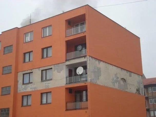 Jeden sused v paneláku je vždy divný